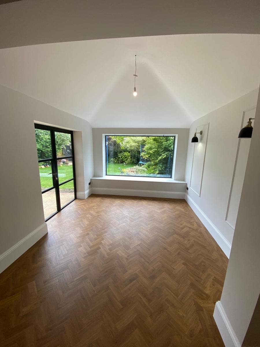 Room with bay and parquet